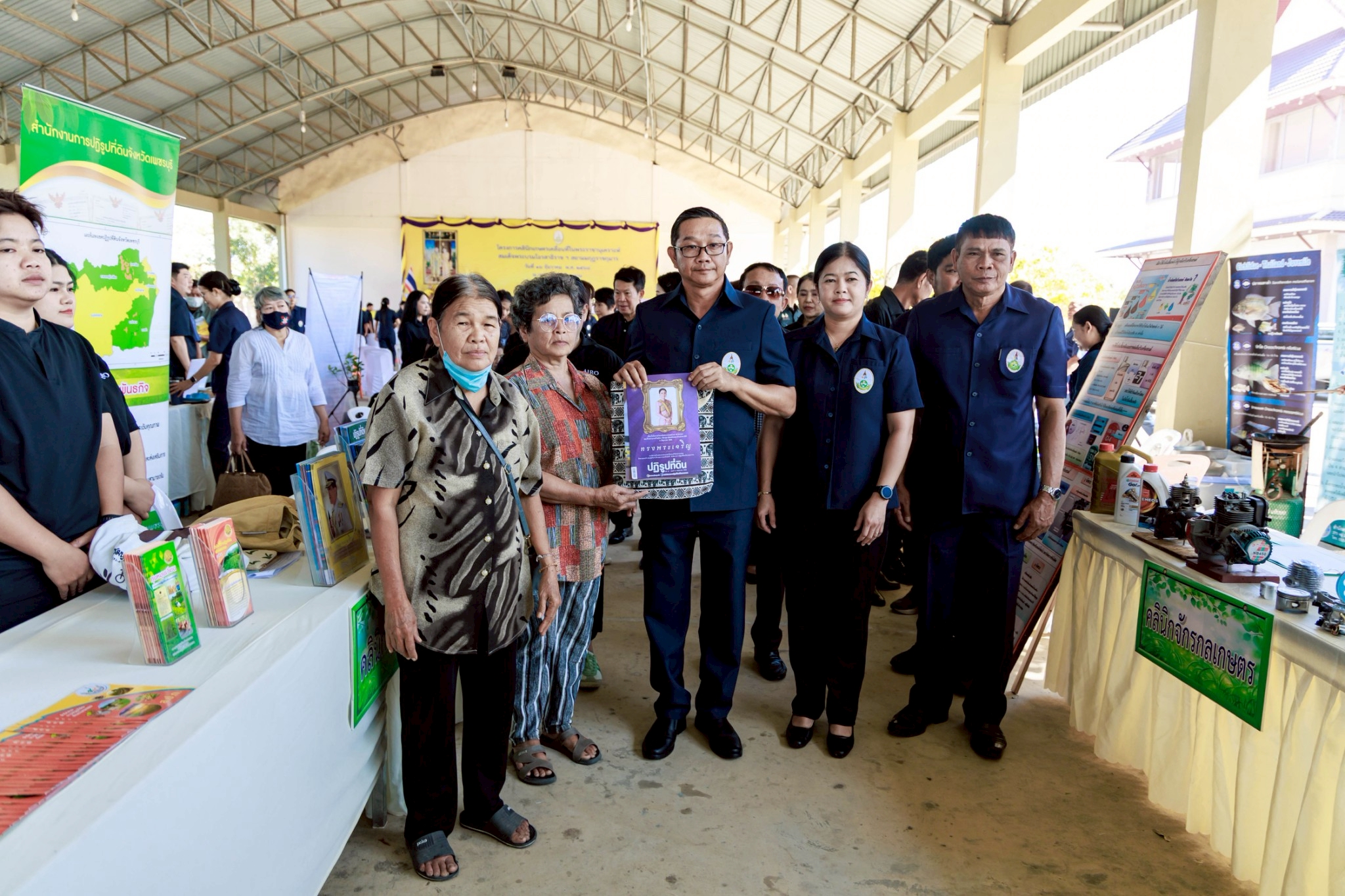 title - ส.ป.ก.เพชรบุรี ร่วมพิธีเปิดและให้บริการโครงการคลินิกเกษตรเคลื่อนที่ในพระราชานุเคราะห์ สมเด็จพระบรมโอรสาธิราช ฯ สยามมกุฎราชกุมาร โดยโครงการดังกล่าวมุ่งเน้นการยกระดับคุณภาพชีวิตและส่งเสริมความเข้มแข็งให้แก่ภาคการเกษตรในพื้นที่อำเภอเมืองเพชรบุรี